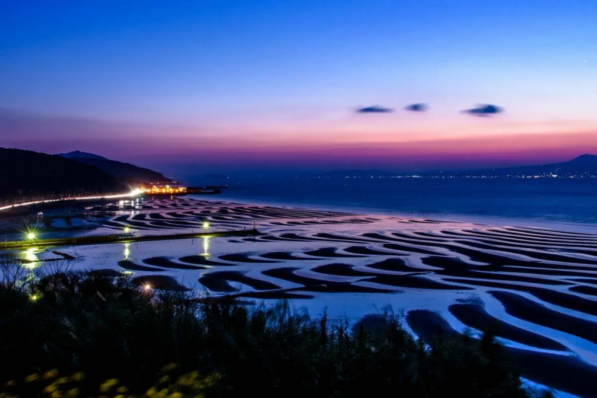 Japan's largest tidal range retreats the waterline over 2 kilometers from the coastline exposing natural artwork