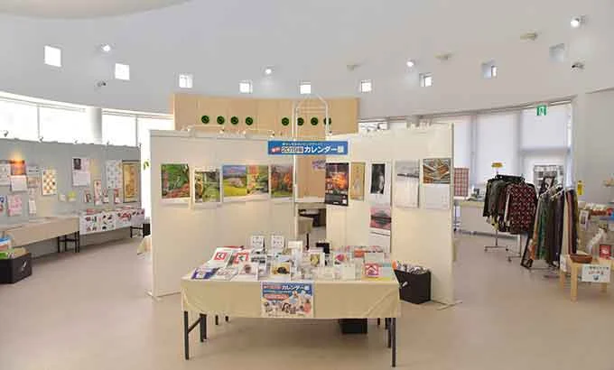 현지 예술 전시 상점