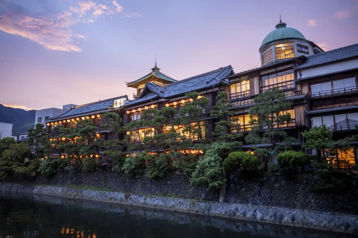 The 43-meter Atamari~na footbath accommodates 70 people with views of the Pacific Ocean